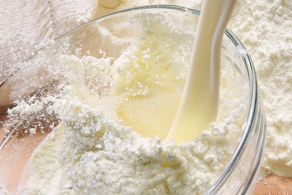 З чого роблять сухе молоко: склад, види продукту, властивості