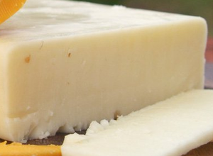 Знежирений сир: різновиди, назви і сорту