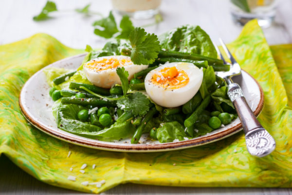 Салат із зелені з сиром, овочами, кальмарами: рецепти з фото