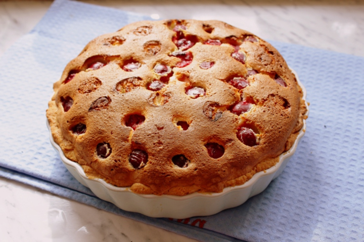 Сирний торт з вишнею та кремом: покрокові рецепти з фото
