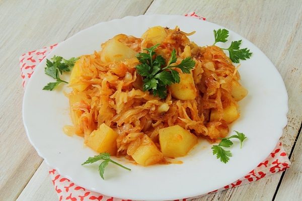 Смажена картопля з капустою на сковороді: рецепти з фото