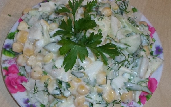 Салат з кальмарами і кукурудзою: рецепти з рисом, ананасами