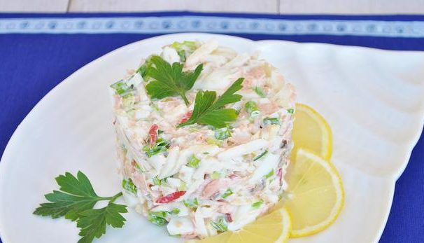 Салат з відвареної риби: класичний рецепт, з картоплею