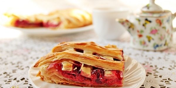 Пиріг з вишнею з листкового тіста з дріжджами і без): рецепти