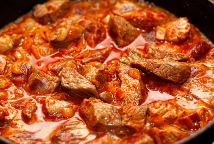 Свинина в томатному соусі на сковороді в духовці: рецепти