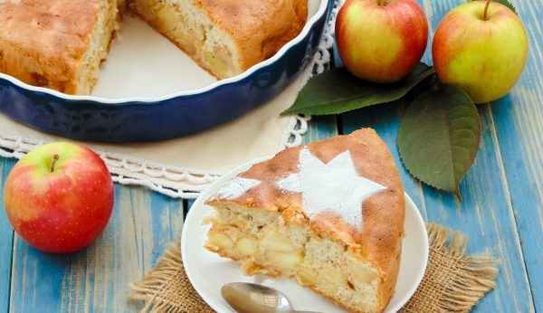 Пишна шарлотка з яблуками: рецепти улюбленого пирога з фото