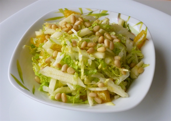 Салат з капустою і яблуком: прості рецепти, калорійність