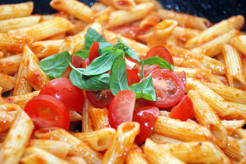 Макарони з помідорами (з сиром з часником): рецепти з фото