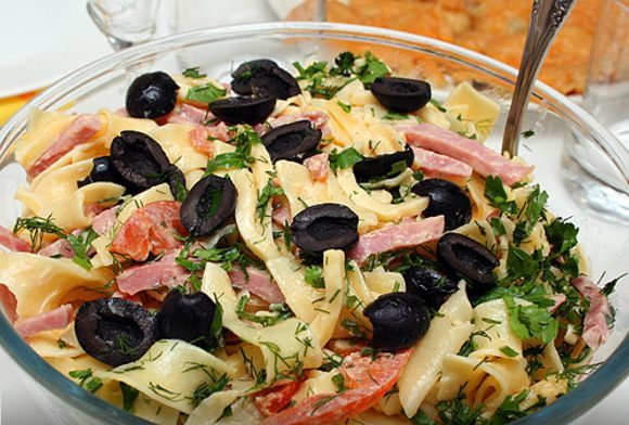Салат з макаронами (теплий, з сиром): рецепти з фото покроково