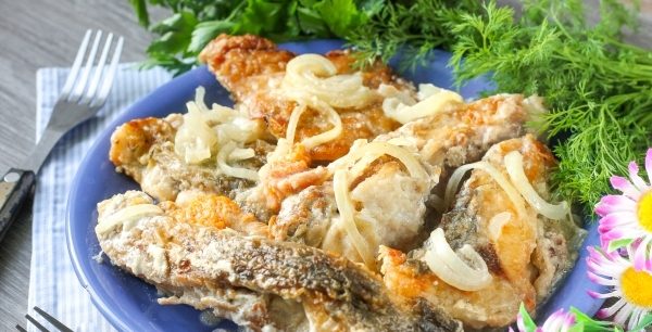 Риба в сметанному соусі (тушкована, печена): рецепти з фото