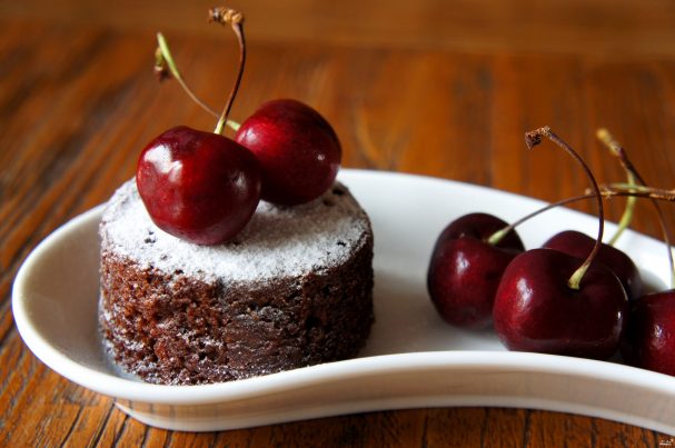 Шоколадний кекс з вишнями - рецепти з фото, калорійність