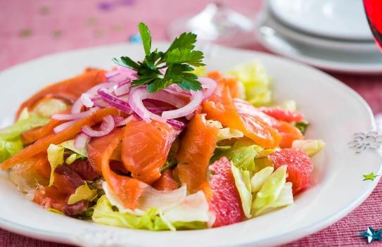 Салат з копченою рибою гарячого та холодного копчення: рецепти