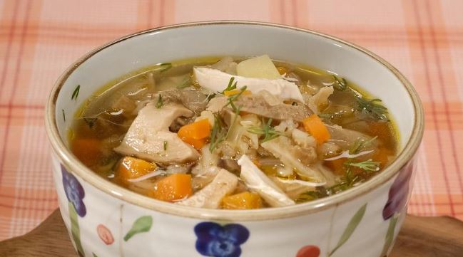Курячий суп з грибами (свіжими, сушеними): рецепти з фото