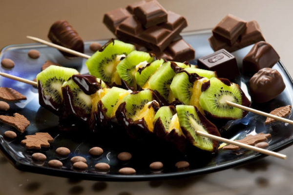 Фрукти в шоколаді: на шпажках, у вигляді букета і цукерок