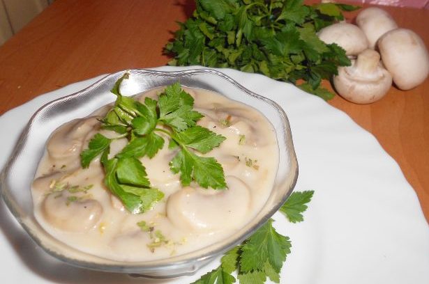 Гриби в сметанному соусі: рецепти з фото, калорійність страв