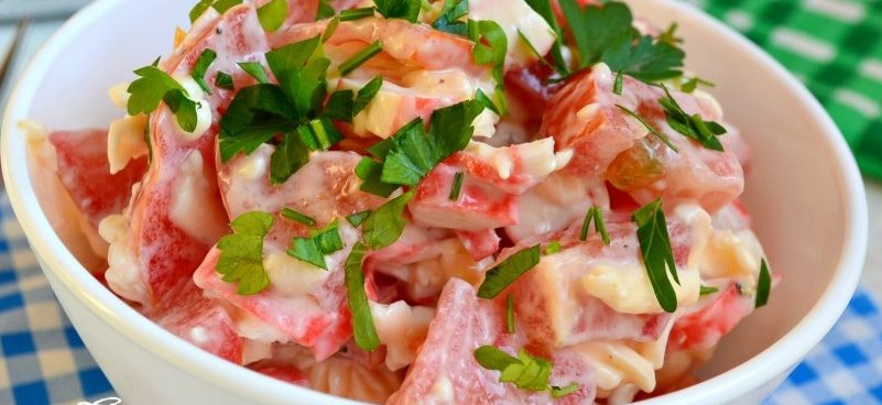 Салат з крабовими паличками і помідорами: покрокові рецепти