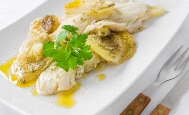 Риба, запечена в духовці з картоплею: прості рецепти страв