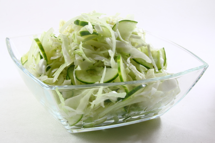 Салат з свіжої капусти з огірком: рецепт, калорійність