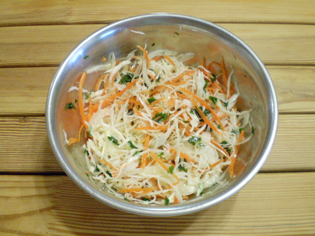 Салат «Вітамінний» з капусти: рецепти з покроковим фото