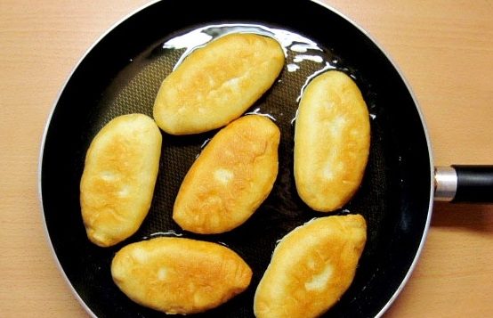 Пісні пиріжки з картоплею (смажені, печені): рецепти