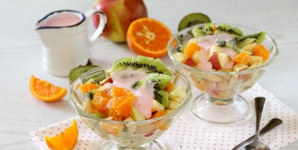 Фруктовий салат з йогуртом: рецепти з фото, калорійність