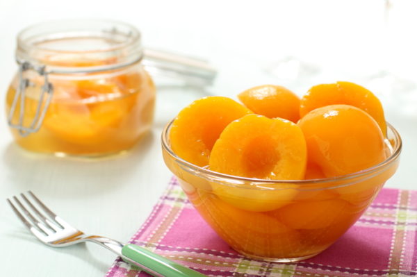 Персики у власному соку на зиму: рецепти консервації