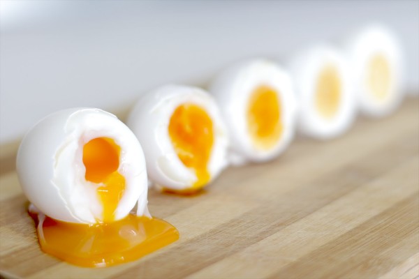 Скільки хвилин варити яйця в мішечок після закипання