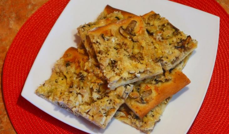 Піца з куркою і грибами: швидкий покроковий рецепт з фото