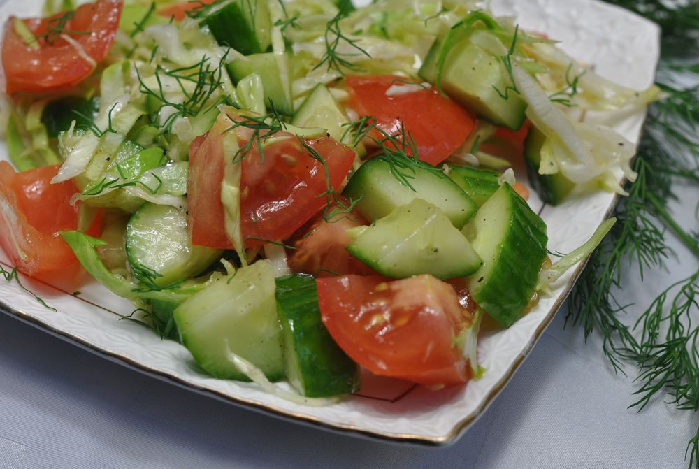 Салат з свіжої капусти: прості покрокові рецепти з фото