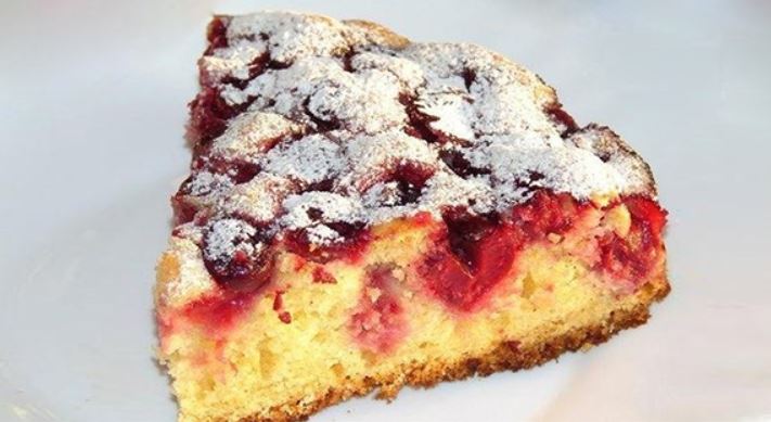 Пиріг з замороженої вишнею до чаю: покрокові рецепти з фото