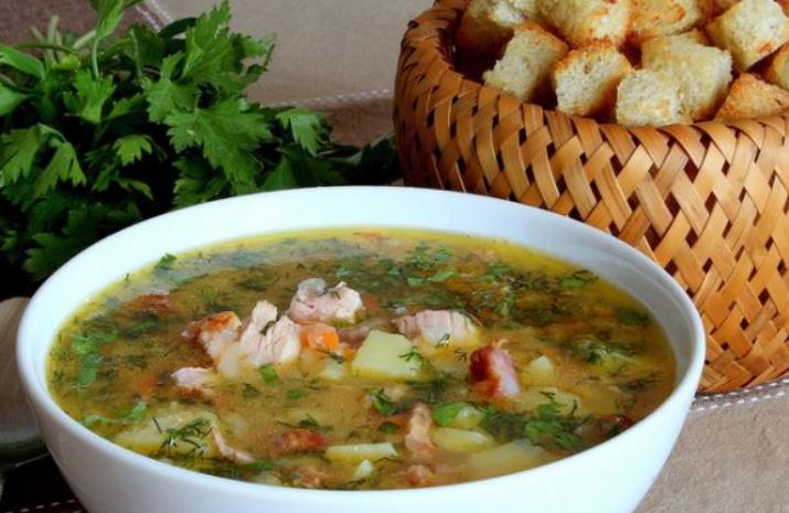 Фото-рецепт смачного горохового супу з копченими реберцями