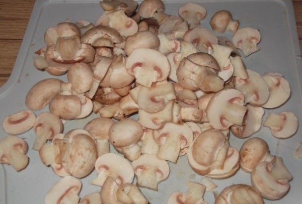 Скільки калорій у порції смаженої картоплі з грибами?